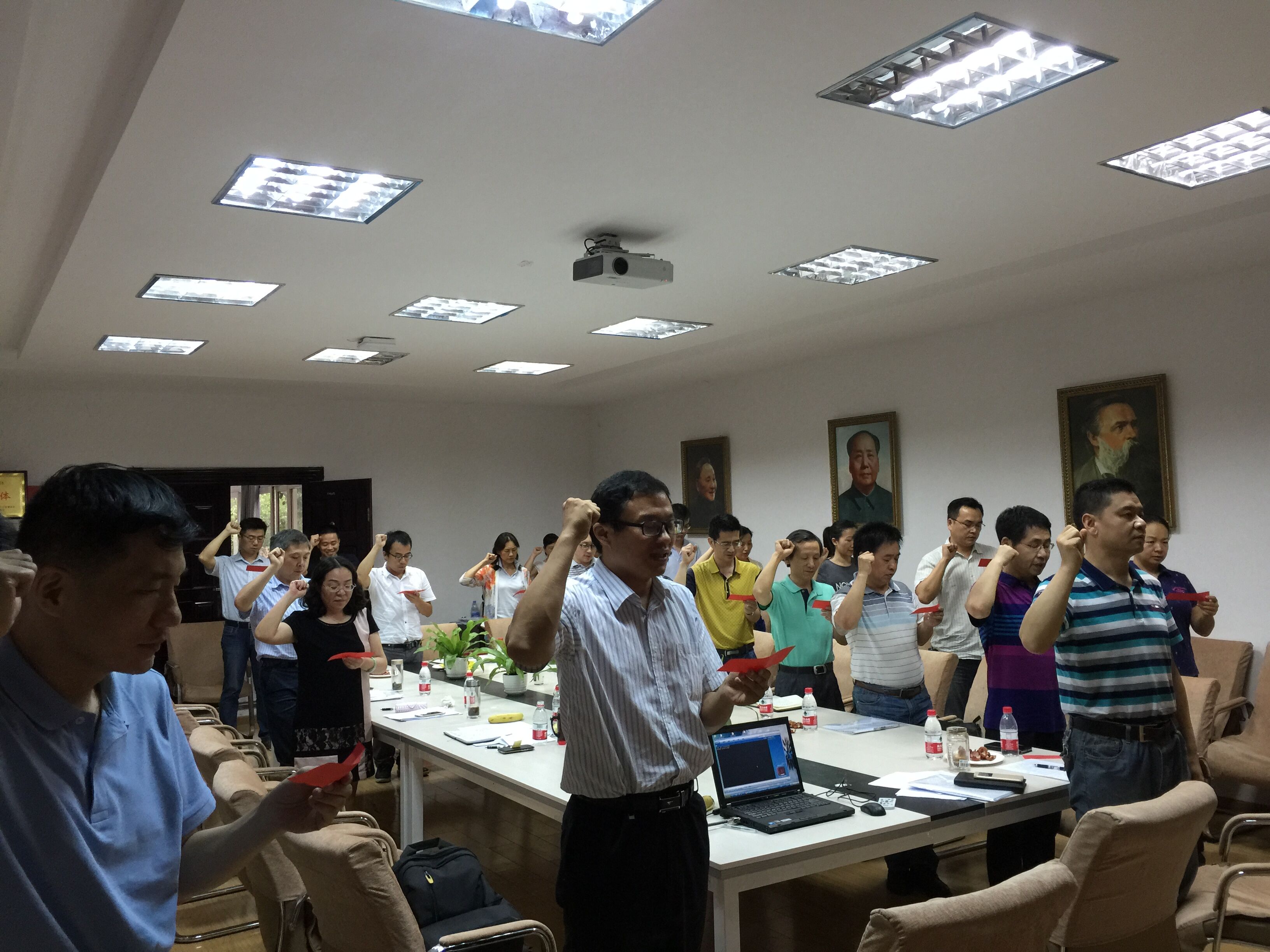 【两学一做】365英国上市公司官网全体教职工党员重温入党誓词