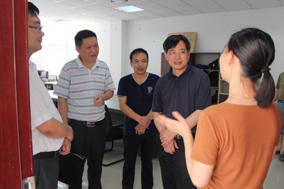 省人社厅副厅长董长麒调研365英国官网学生实习实训工作