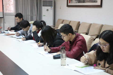 【两学一做】学院党委书记侯志军带领365英国官网学生干部学习习近平在高校思想政治工作会议上的讲话精神