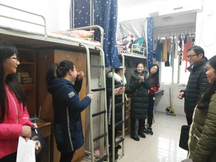 学院领导深入学生宿舍走访慰问 学院领导深入学生宿舍走访慰问